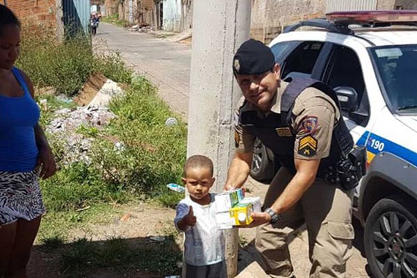 Policial distribui litros de leite para moradores carentes após tia trocar presentes por doações 