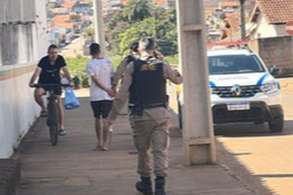 Inconformado com o fim do relacionamento, jovem ataca a companheira e o próprio pai a facadas