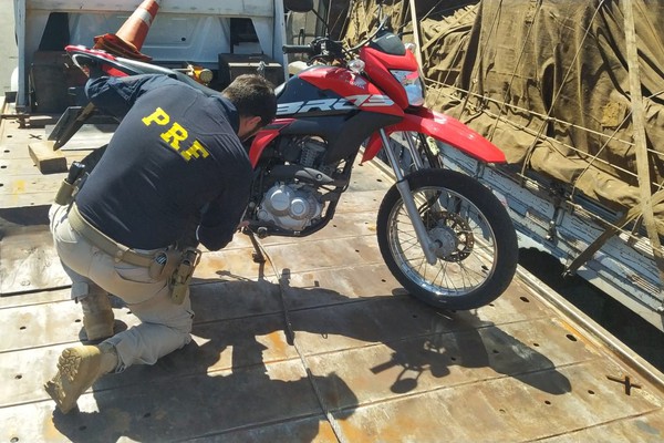 Grupo Tático da PRF de Patos de Minas apreende motocicleta que havia sido furtada em São Paulo