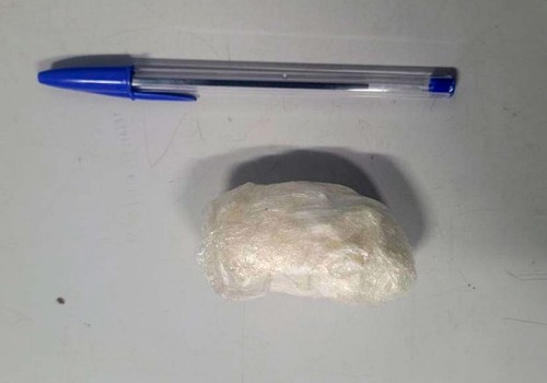 Após PM encontrar cocaína, homens se acusam e brigam em frente a policiais