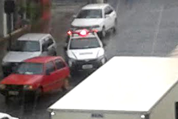 Senhora de 77 anos tenta atravessar pista durante chuva e é atropelada no centro da cidade