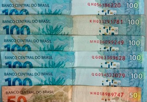 Patrão percebe sumiços de dinheiro em apartamento e diarista é presa em flagrante