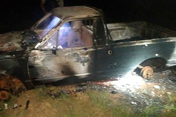 Veículo é consumido pelas chamas na MG 230 e polícia ainda procura pelo proprietário