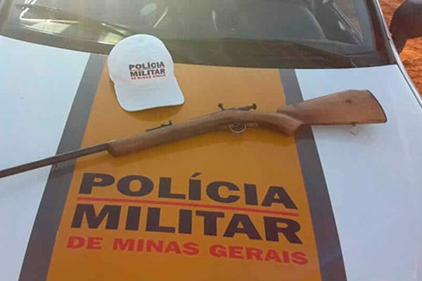 PM Rodoviária prende homem com arma de fogo em acampamento de ciganos em Patos de Minas