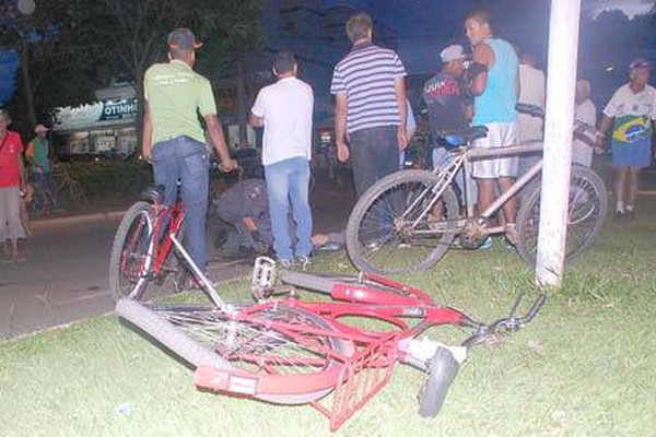 Ciclista na contramão fica ferido ao ser atingido por motociclista na avenida Piauí