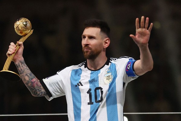 Messi é convidado a eternizar os pés na calçada da fama do Maracanã