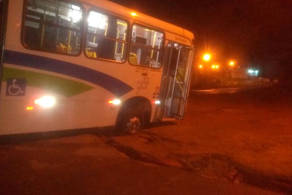 Ônibus fica preso em cratera que se formou após obra da Copasa em Patos de Minas