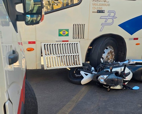 Moto quase para debaixo de ônibus e condutor fica ferido em acidente no bairro Aurélio Caixeta