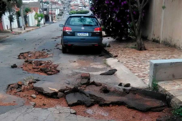 Chuvas arrancam asfalto de via e moradores pedem medidas para evitar buracos nas ruas