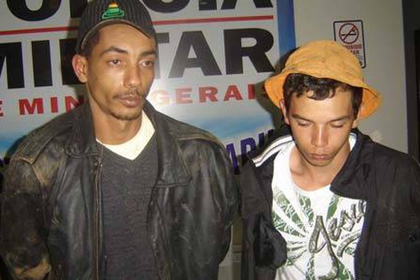 PM de Arapuá prende dupla por tráfico de drogas em meio a cafezal