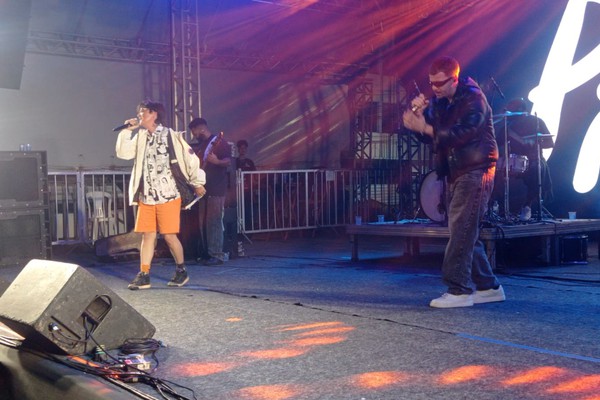 Piêit com participação especial de Luciana colocam público para cantar com o sucesso "Máscara" da Pitty; veja ao vivo