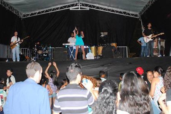 Paula Mirela anima o público na Praça do Fórum em mais um dia de sorteios da CDL
