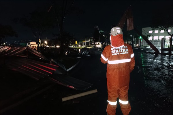 Corpo de Bombeiros atende 16 ocorrências devido à tempestade deste sábado e faz recomendação