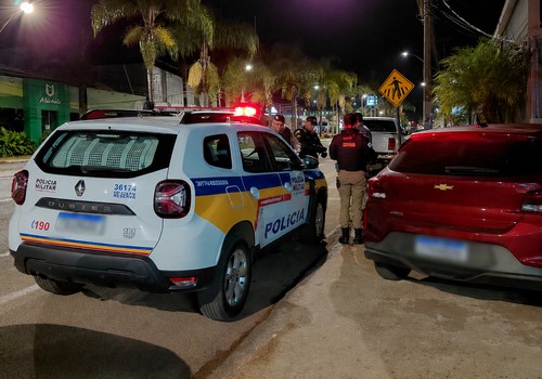 Viatura da polícia é atingida por carro quando policiais registravam ocorrência na Av. Marabá