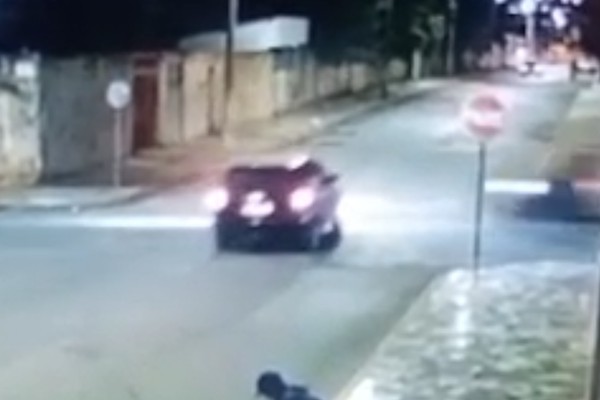 Motociclista fica gravemente ferido após bater em carro que avançou parada obrigatória em Carmo do Paranaíba; veja vídeo