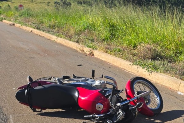 Carro bate na traseira de motocicleta na BR 352 em Patos de Minas e vai embora deixando o condutor ferido