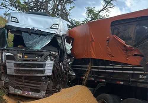 Carretas batem de frente e interditam totalmente a BR354 entre Carmo e Rio Paranaíba