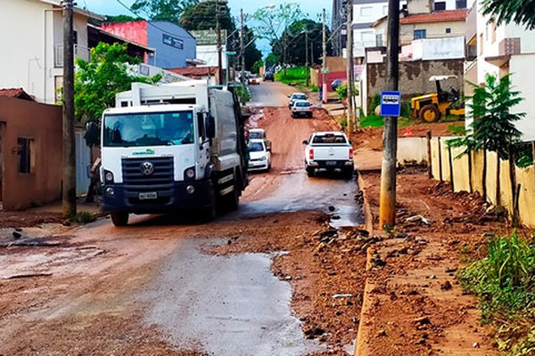 Terra, buracos na via e grande cratera tiram o sono de moradores e comerciantes na Rua São Geraldo