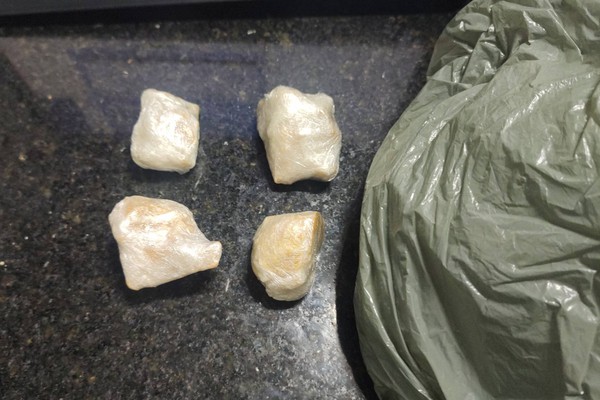 PM prende dupla por tráfico em casa com 4 crianças; um senhor de 63 anos foi preso por uso de drogas