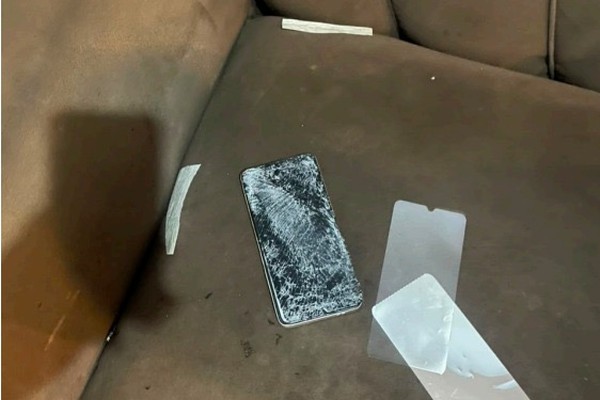 Homem quebra celular na cabeça da esposa e acaba preso em cima da vítima, enforcando-a