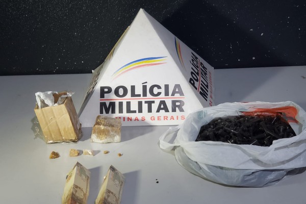 Polícia Militar apreende crack e pinos de embalar cocaína e prende suspeito debaixo da cama