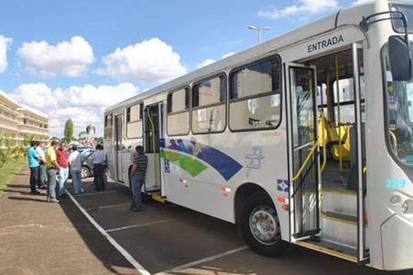 Autoridades embarcam em coletivo e visitam futuros corredores de ônibus