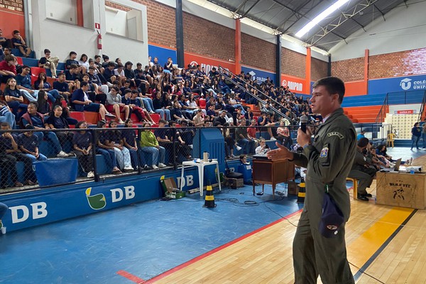 Esquadrilha da Fumaça leva palestra a alunos de Patos de Minas e fala sobre a carreira na Força Aérea Brasileira