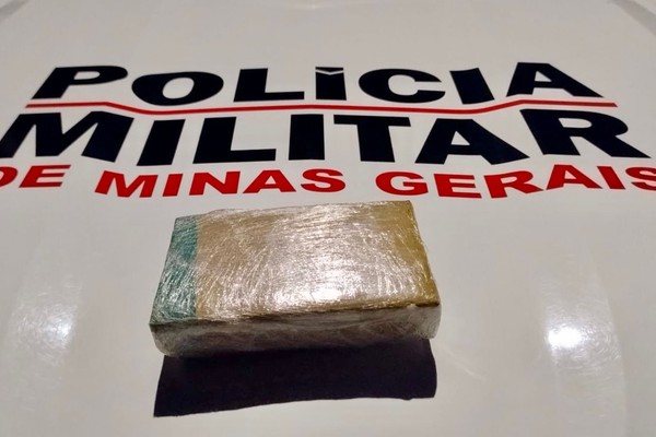 Após denúncia de disparos em via pública, homem é preso com barra de maconha