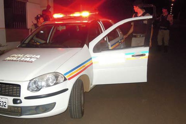 Assaltantes abordam família na porta de casa no Guanabara e roubam carro e vários objetos