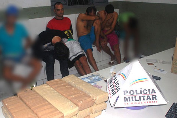 Polícia Militar apreende 15 kg de droga em Patos de Minas e leva 7 para a delegacia