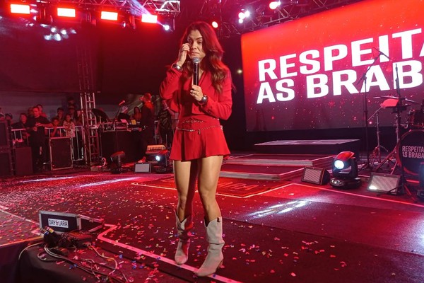 Look da cantora Lara mostrando as pernas chama a atenção na Fenapraça 2025; veja ao vivo