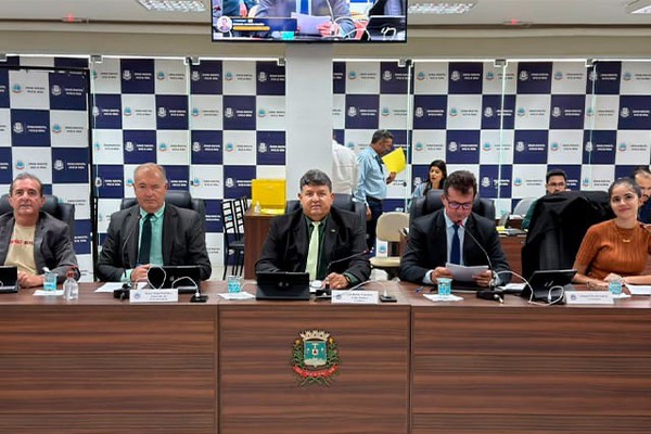 Vereadores aproveitam reajuste para servidores municipais para proporem aumento dos próprios salários