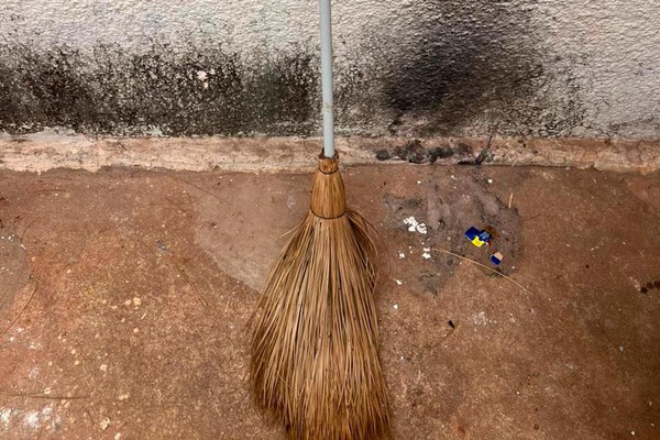 Padrasto é preso por agredir menina de 1 ano com vassoura, em Patos de Minas; ele negou