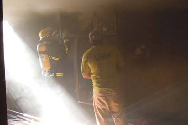 Curto circuito e vela acesa provocam incêndios e causam prejuízos em Patos de Minas