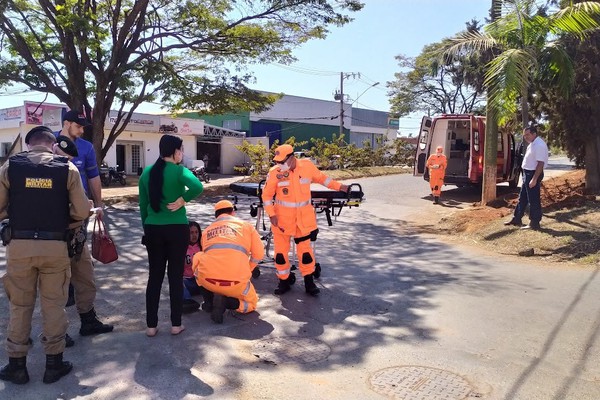 Motociclista fica ferida em cruzamento com alto índice de acidentes em Patos de Minas
