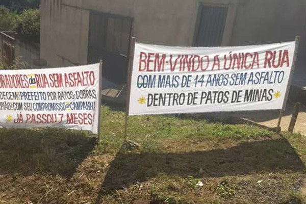 Moradores fazem protesto em busca de pavimentação de rua sem asfalto há anos em Patos de Minas