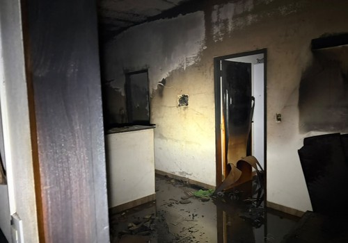Incêndio atinge cômodos de residência e mobiliza Corpo de Bombeiros em Presidente Olegário