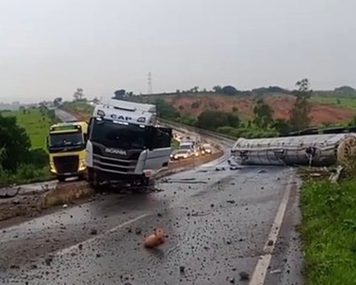 Carreta-tanque bate em mureta de concreto na saída para Lagoa Formosa e dificulta o trânsito na BR-352
