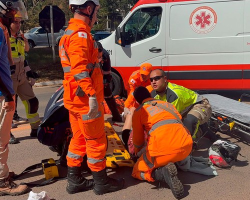 Jovem motociclista sofre fratura exposta em acidente com carro na avenida J.K