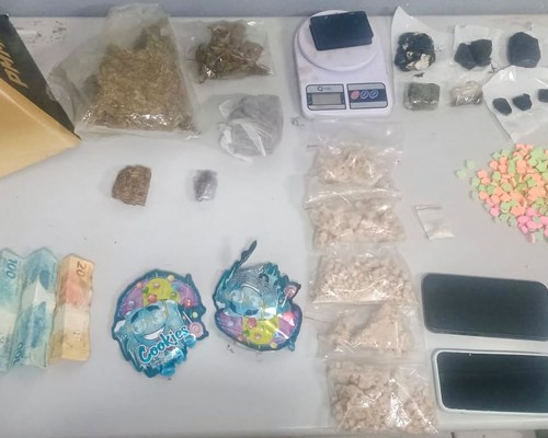 Polícia Militar apreende maconha, haxixe e drogas sintéticas e prende dois jovens por tráfico