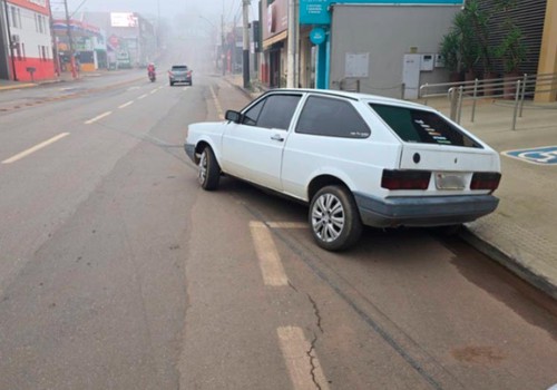 Motorista tem que ser acordado após acidente e carro ficar atrapalhando trânsito na Rua Major Gote