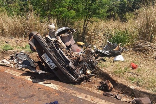 Veículo bate de frente com caminhão na MGC 497, capota e deixa cinco feridos