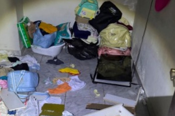 Homem é localizado em caçamba após agredir companheira, destruir móveis e tentar fugir com tornozeleira coberta por papel-alumínio