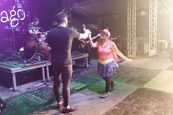 Banda Pagô transforma a Fenapraça em um grande baile e até a Mulher Maravilha dança no palco; Ao Vivo