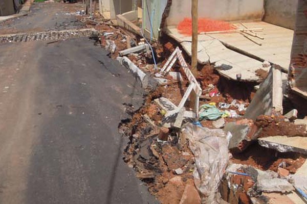 Chuvas e obras inacabadas causam indignação de moradores em Patos de Minas