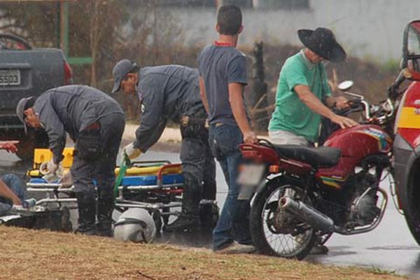 Acidente durante chuva deixa motociclista ferido e motoristas enfrentam caos na JK