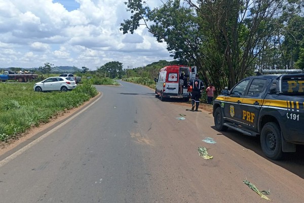 Acidente na BR 365 entre caminhão e caminhonete SW4 deixa condutora de 62 anos ferida
