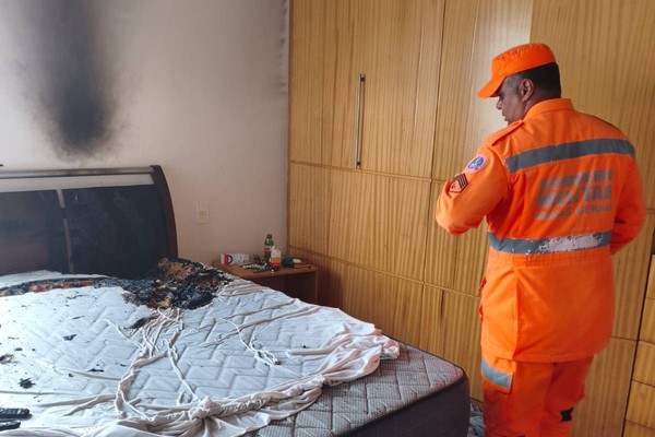 Princípio de incêndio causado por carregador de celular serve de alerta na hora de carregar o telefone