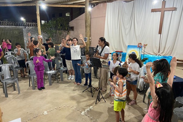 Terço das crianças e muita animação marcam o início da festa de Santa Teresa de Calcutá, em Patos de Minas