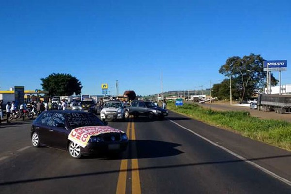 Em Patos de Minas, manifestantes fecham a BR365 contra preços altos dos combustíveis 